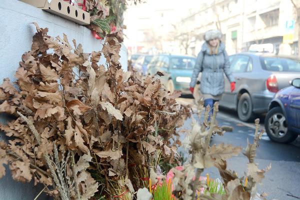 OVO NIKAKO NE SMETE DA RADITE SA BADNJAKOM KAD PROĐU PRAZNICI: Neke stvari su najveće BOGOHULJENJE, budite pažljivi