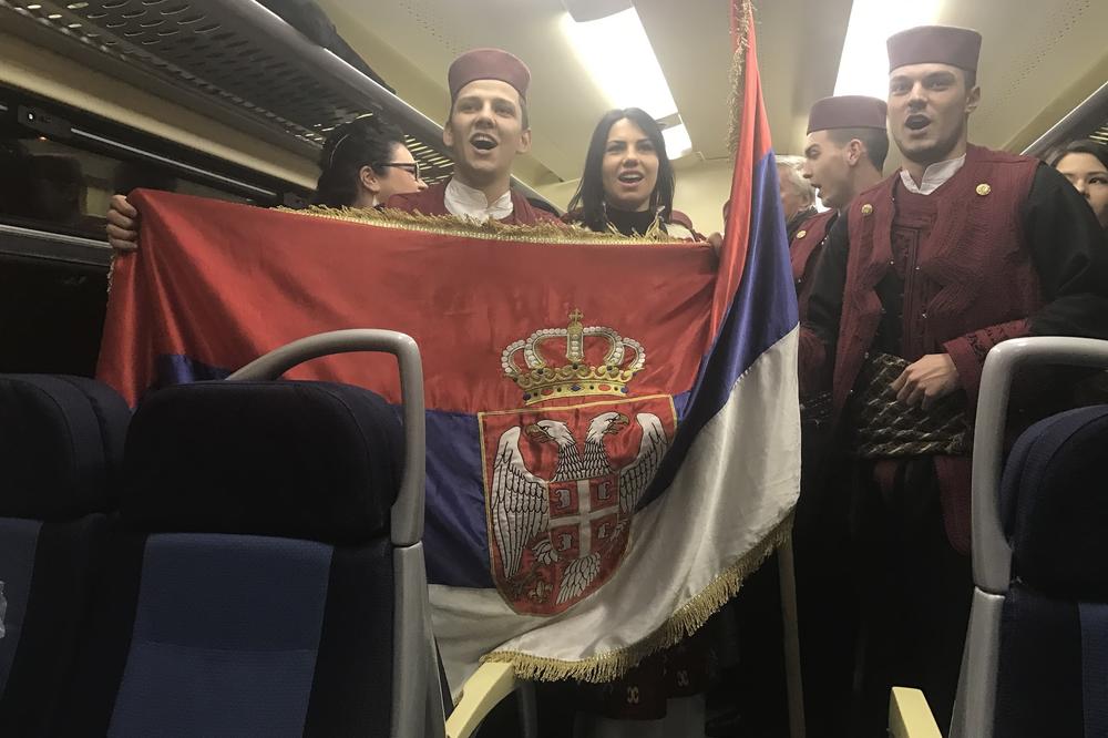 Uleteli su sa zastavom u voz za Kosovsku Mitrovicu, a onda su uradili nešto što je naježilo svakog Srbina! (VIDEO)