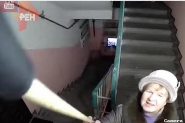 Ludi ludi Rusi! Postavio je kameru ispred stana, a komšije su onda... (VIDEO)