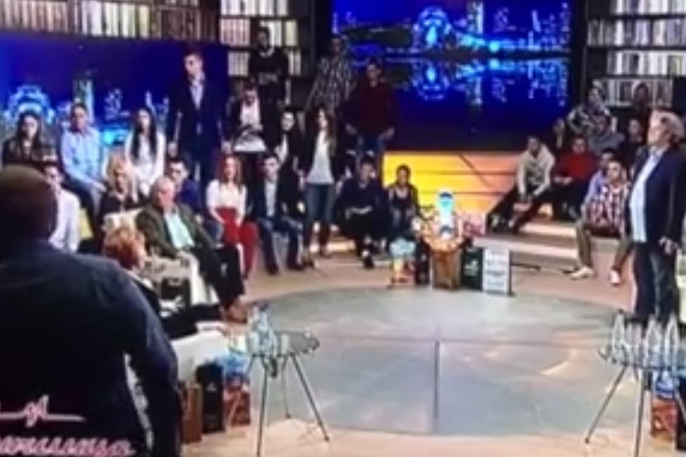 Ovo je snimak drame u Ćirilici: Ovako je Vučić pomogao dečku koji je pao u nesvest! (VIDEO)