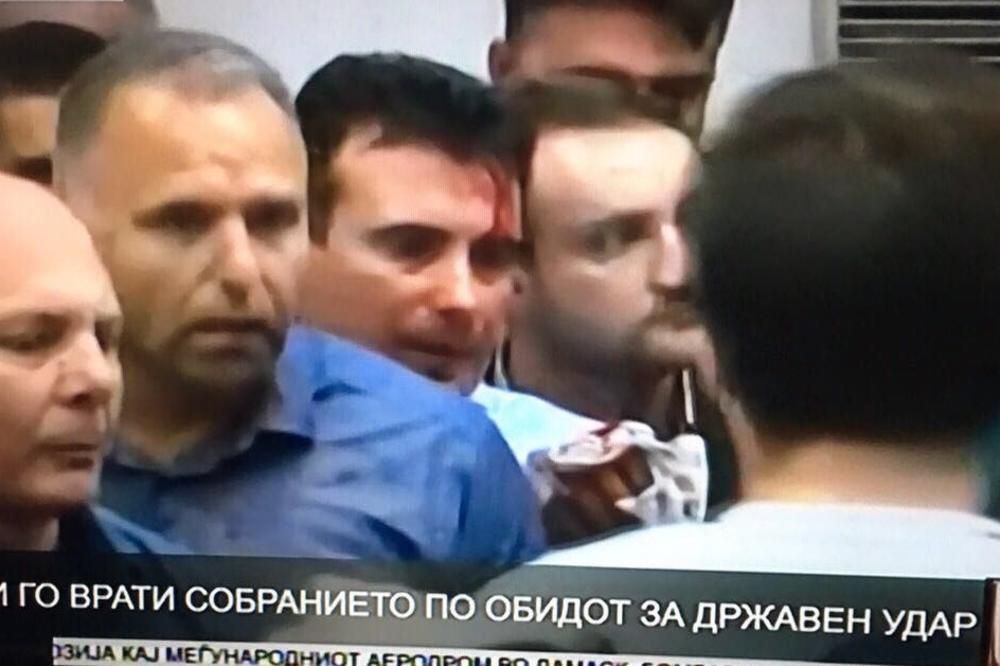 HAOS U MAKEDONIJI: Maskirani nasilnici iz VMRO-DPMNE uleteli u Parlament i Zaevu razbili glavu! (FOTO) (VIDEO)