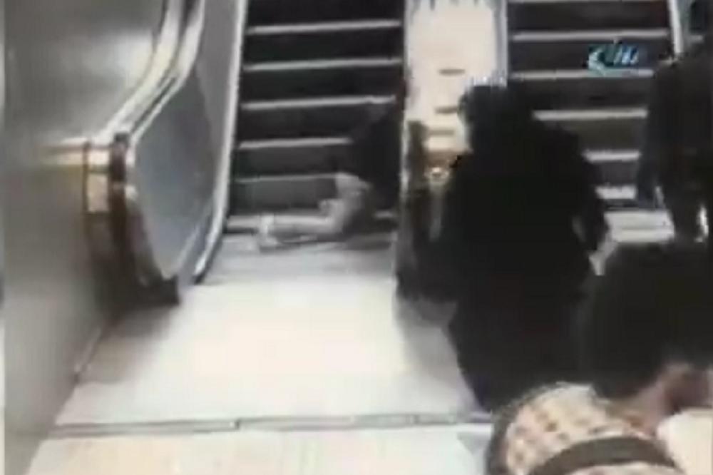 OVO JE NEŠTO NAJJEZIVIJE IKAD SNIMLJENO: Dečaku su pokretne stepenice progutale nogu! (UZNEMIRUJUĆI VIDEO)