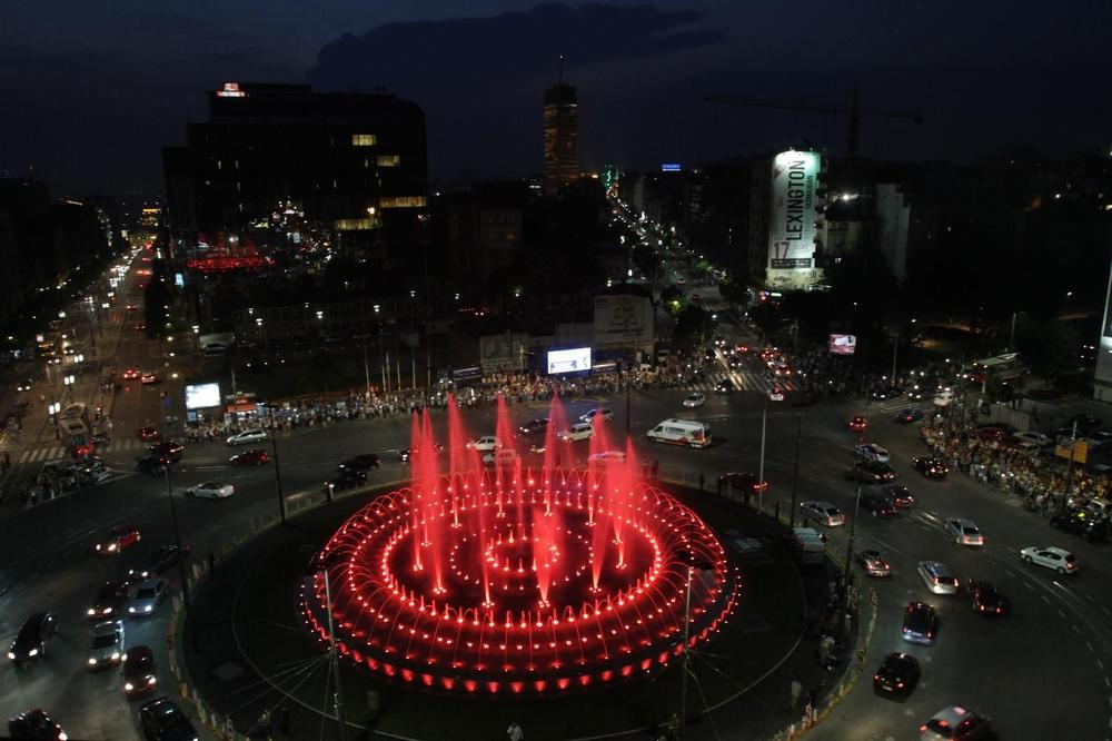 Beograđani, NIKO VAS NE PITA KAKO ĆETE SPAVATI: Fontana na Slaviji će tokom leta svirati do ponoći!