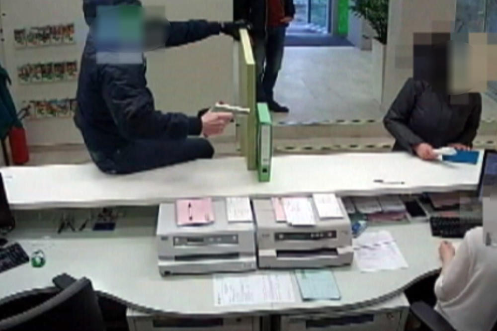 Pljačkaš je sa pištoljem uleteo u BG banku: REAKCIJA žene koja ja popunjavala uplatnicu je ZA NEVERICU! (VIDEO)