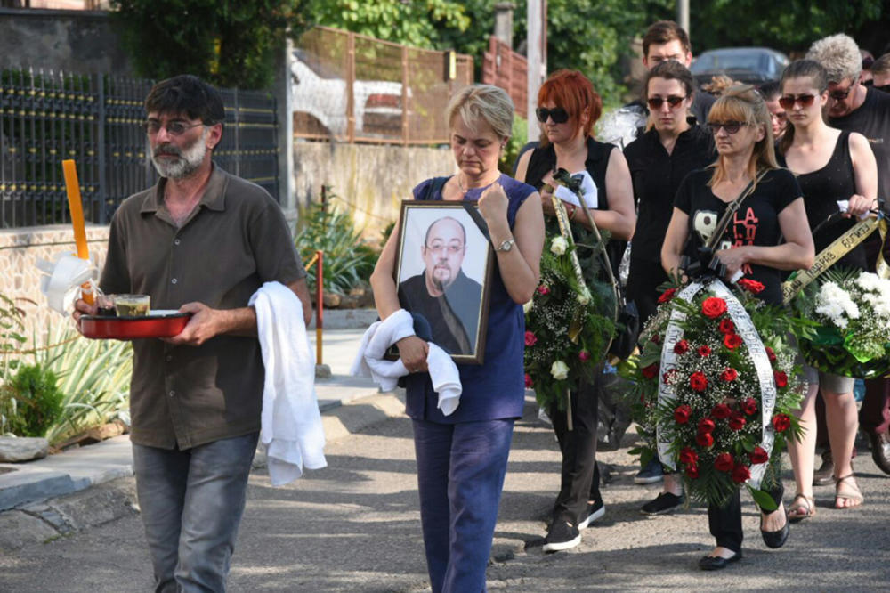 ĐOŠA SAHRANJEN U RODNOM MESTU: Porodica, kolege i prijatelji ispratili glumca na večni počinak! Potresne scene sa sahrane uzdrmale Srbiju!