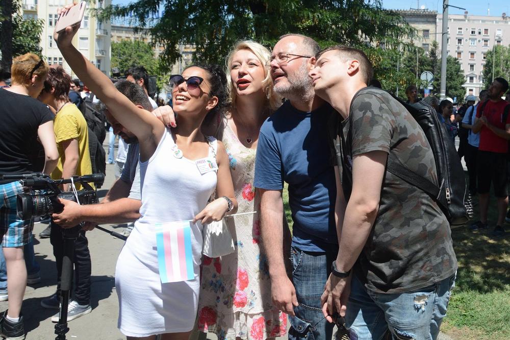 "IDI UBIJ SE ZAJEDNO SA NJIMA": Zbog ovog selfija na gej paradi svi su me osudili! (FOTO)