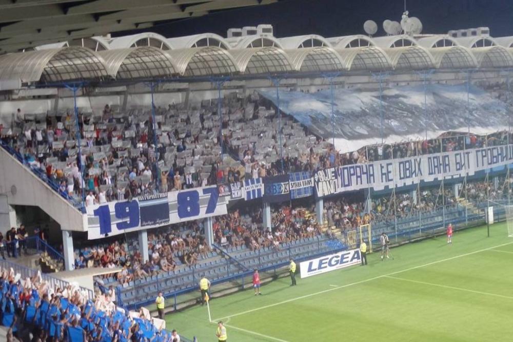 Varvari ofarbali stadion u plavo-belo, a onda podigli pomalo morbidan transparent posvećen Partizanu! (FOTO)