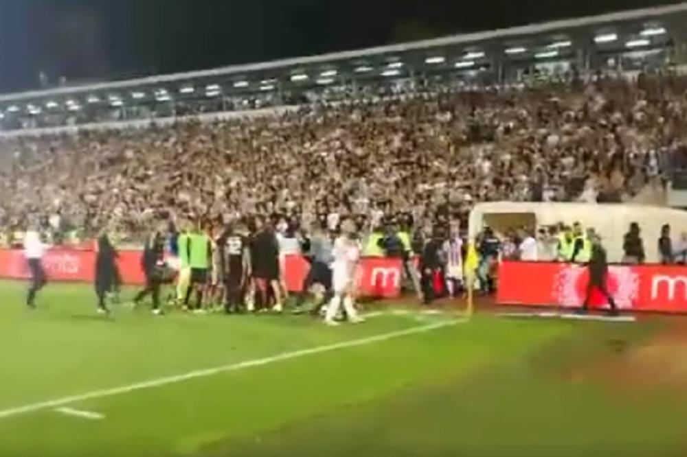 FRKA! Igrača Olimpijakosa pogodili flašom u glavu, on gađao Grobare, pa se zaleteli fudbaleri Partizana! (VIDEO)