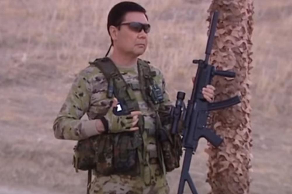 JAČI OD PUTINA, A I VULIN BI SE ZABRINUO: Predsednik Turkmenistana puca iz pištolja i baca nož kao Rambo! (VIDEO)