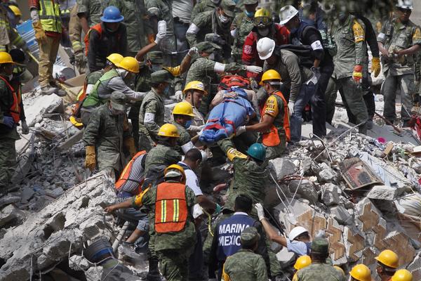 Predsednik Meksika proglasio TRODNEVNU ŽALOST: Poginulo 225 ljudi, mnogi i dalje zarobljeni ispod ruševina!