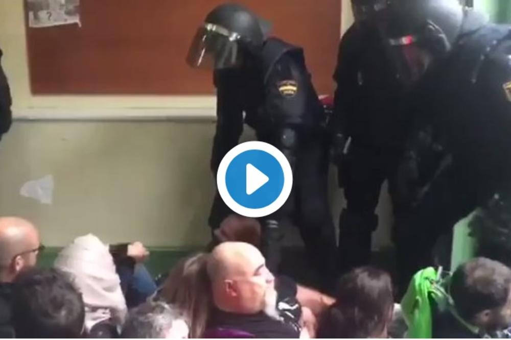 BRUTALAN SNIMAK ŠPANSKE POLICIJE: Vuku KRVNIČKI ženu za kosu! Svet u šoku! (VIDEO)