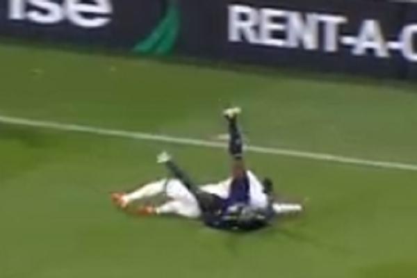 TUGA: Fudbaler Evertona pao i umalo polomio vrat! Istog momenta je prebačen u bolnicu! (UZNEMIRUJUĆI VIDEO)