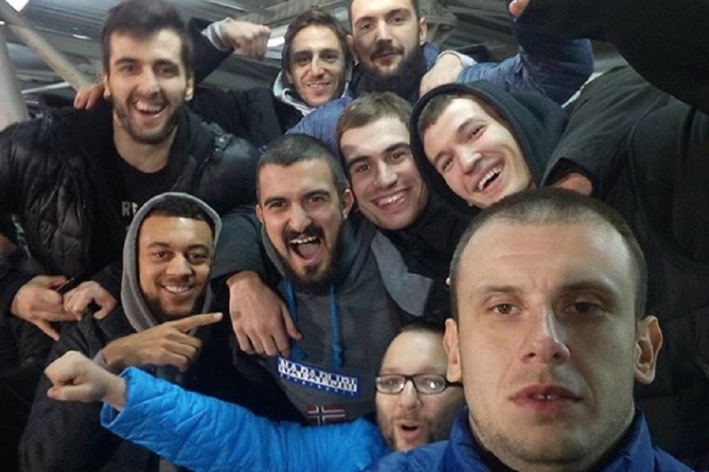 Dva sporta, jedna ljubav: I košarkaši Partizana su slavili veliki uspeh kolega iz fudbalske sekcije! (FOTO)