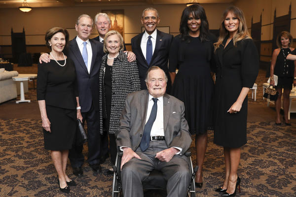 CRKOŠE OD SMEHA: Na sahrani Barbare Buš SVI NASMEJANI! Fotografija Melanije Tramp, Bušovih, Klintonovih i Obame ŠOKIRALA SVET (FOTO)