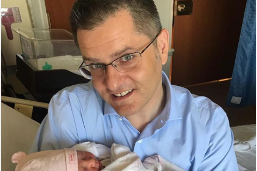 LJUBAV NA PRVI POGLED: Vuk Jeremić je postao TATA, a sada je objavio fotografiju sa ćerkicom: Evo kako se snašao kao novopečeni otac (FOTO)