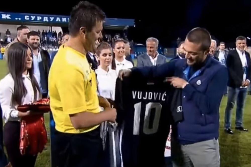 Iliev poklonio dres Partizana Maju Vujoviću sa njegovim prezimenom posle finala Kupa Srbije! (VIDEO)