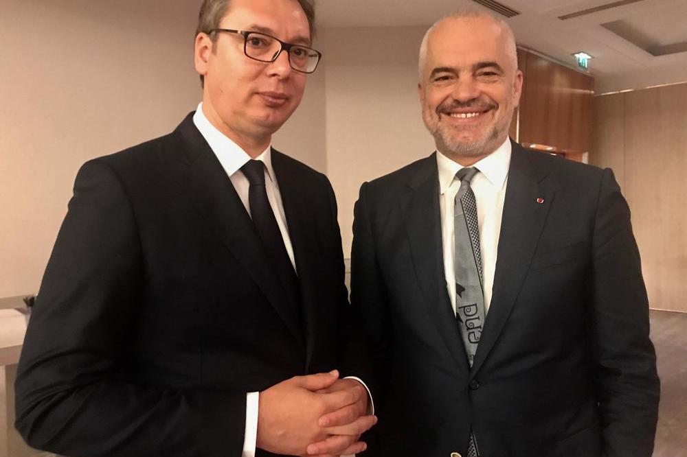 Vučić iz Pariza odgovorio na optužbe u vezi Kosova