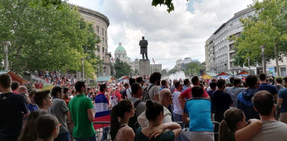 Navijači Srbije na Trgu Nikole Pašića gledaju utakmicu Srbija - Kostarika  