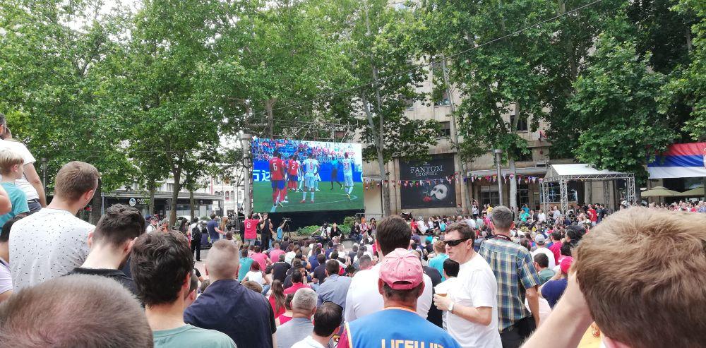 Navijači Srbije na Trgu Nikole Pašića gledaju utakmicu Srbija - Kostarika  