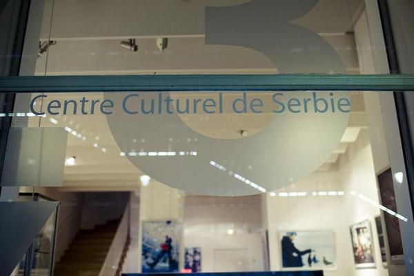 MIKI I PAJA VIŠE NE VODE LJUBAV ISPRED BELOG ANĐELA:  Diznijevi junaci uklonjeni iz izloga Kulturnog centra Srbije u Parizu