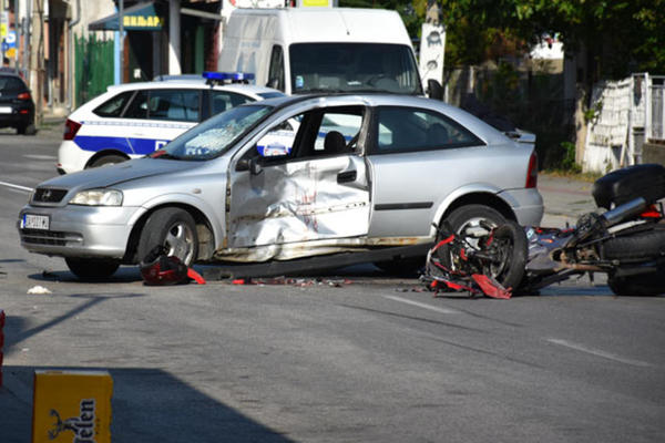 STRAVIČNA NESREĆA U ZAJEČARU: Motociklista se zakucao u automobil i poginuo na licu mesta!