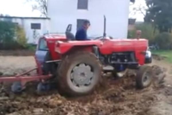 OVAJ HRVAT JE LEGENDA: Svi su išli preko njegove njive, a onda je on seo u traktor i počeo da ore… (VIDEO)