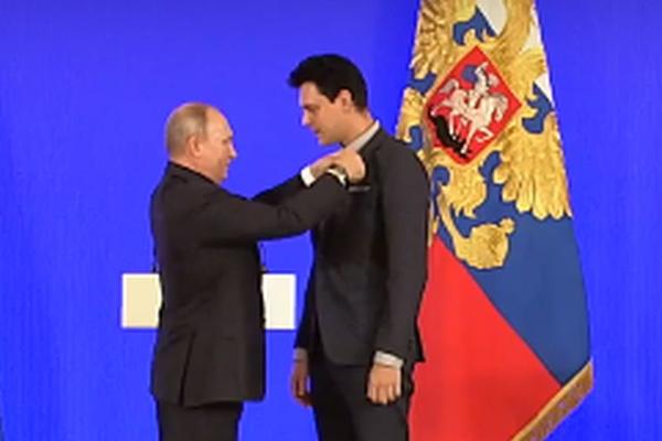 BIKOVIĆ ZABLISTAO U RUSIJI! Putin je srpskog glumca odlikovao MEDALJOM PUŠKIN (VIDEO)