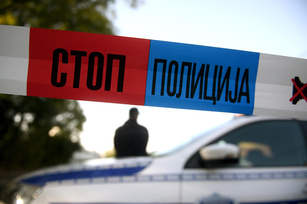RADNICU MENJAČNICE JEDAN DRŽAO NA NIŠANU, DOK JE DRUGI UZIMAO NOVAC: Policija češlja Novi Sad u potrazi za lopovima