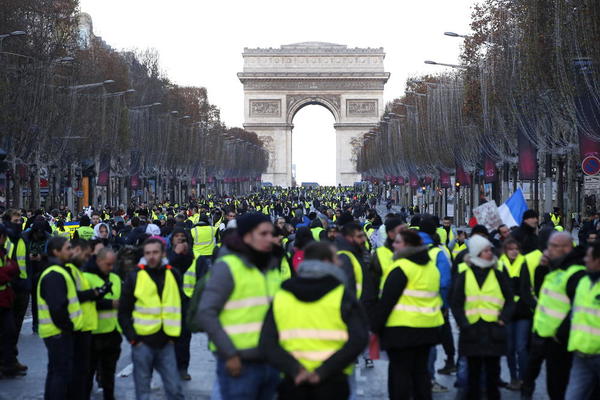 ŽUTI PRSLUCI 20. SUBOTU ZAREDOM U FRANCUSKOJ: Zbog NASILJA, na dva mesta u Parizu im je zabranjeno okupljanje