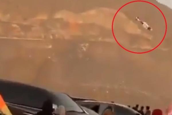 STRAVIČNA NESREĆA U EMIRATIMA: Srušio se helikopter, poginuli svi članovi posade (VIDEO)