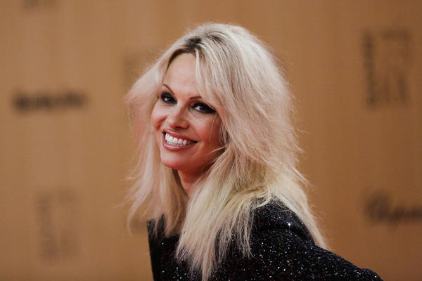 NE SMETAJU JOJ 52. GODINE I DALJE PRŠTI: Pamela Anderson skroz gola u reklami, pamet da stane, SVE SE VIDI!