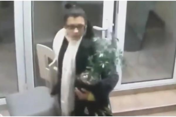 NEVIĐENA KRAĐA DO SADA: Žena ušetala u restoran i odnela BARSKU STOLICU! (VIDEO)