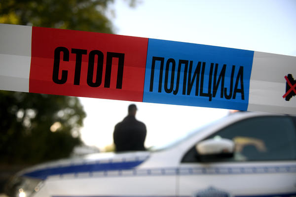 PIJAN SE ZAKUCAO U POLICIJSKI AUTO: Povređena 2 policajca u Mladenovcu