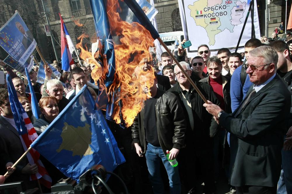 ŠEŠELJ OPET PRAVI HAOS! Lider radikala zapalio zastave EU i NATO na skupu u Beogradu