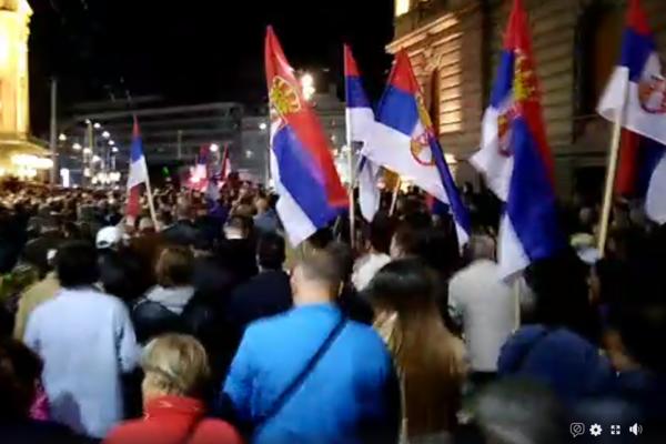 SEDAMNAESTI PROTEST U BEOGRADU: Građani zahtevaju ostavku državnog vrha i rukovodstva RTS