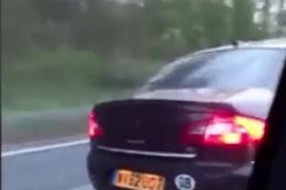 LUDAK NA PUTU! Auto je krivudao ispred njih, žena ostala u čudu kada je videla šta vozač radi (VIDEO)