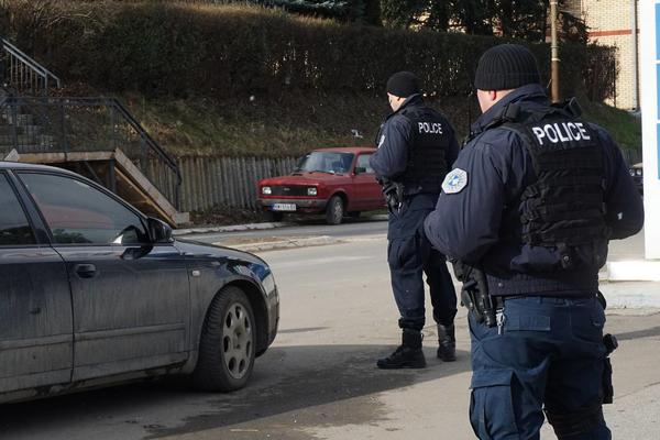 SPECIJALNA POLICIJA KOSOVA NA NOGAMA: Pretres vozila u Zubinom Potoku, uz duge cevi i OVU poruku