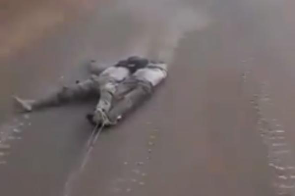 HOROR KAKAV SVET NIJE VIDEO: Džihadisti se varvarski IŽIVLJAVAJU nad telima ubijenih sirijskih vojnika! (VIDEO)