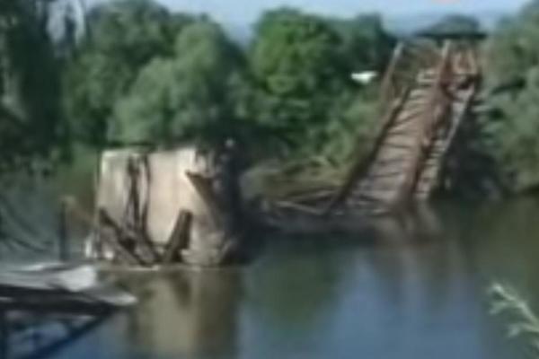 MASAKRIRALI SU IH NA PIJAČNI DAN! Most u Varvarinu te 1999. gađali su BAŠ NA SVETU TROJICU, ubili desetoro (VIDEO)