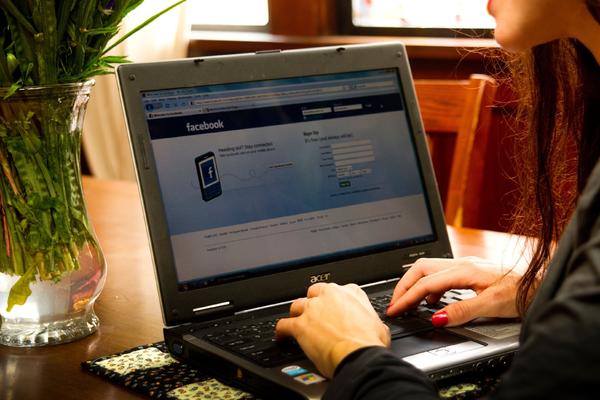 PALI FEJSBUK I INSTAGRAM: Korisnici širom sveta ne mogu da pristupe društvenim mrežama
