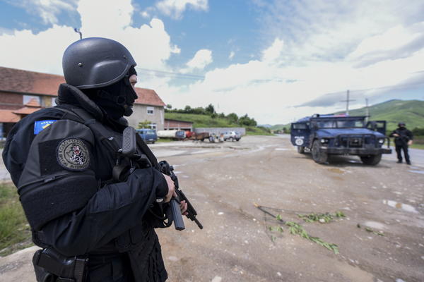 KOSOVSKA POLICIJA UHAPSILA TROJICU SRBA: Postavili bilbord "Dobro došli u Zajednicu srpskih opština"