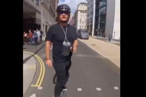 NEĆETE VEROVATI KOJU PESMU JE ŽELJKO MITROVIĆ PUSTIO dok je vozio skejt po LONDONU! (VIDEO)