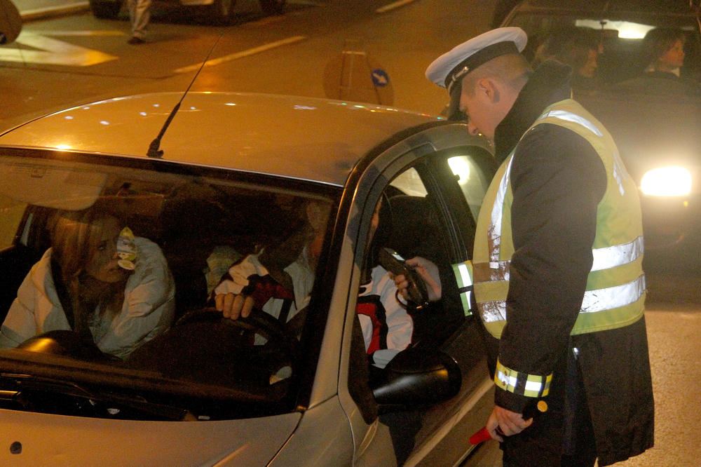 ČOVEČE, KAKO SI UBACIO KLJUČ U BRAVU "FIJATA"? Policija u Takovu zaustavila vozača, kad je dunuo opio i službenike!