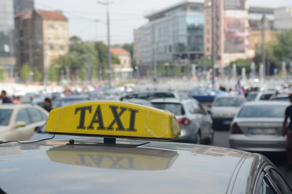 "HAJDE DA JE VRATIMO U ZEMUN, OPET SE ZAPILA": Taksi DISPEČERKA ispričala HIT POZIVE koje je DOBIJALA na POSLU!