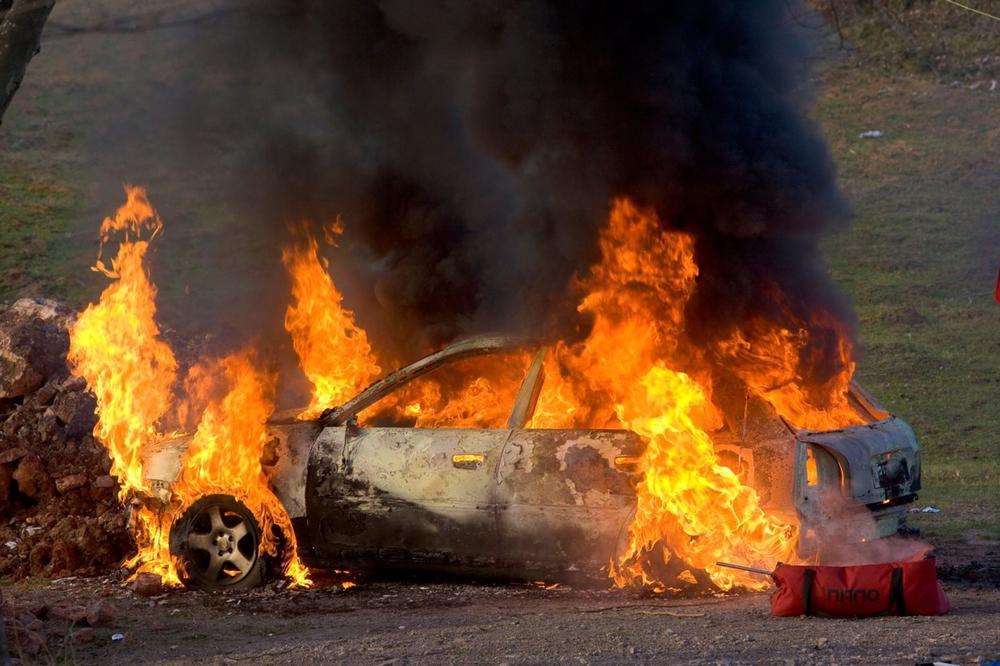 POŽAR NA NOVOM BEOGRADU: Zapaljena dva automobila! JEDINICE NA TERENU!