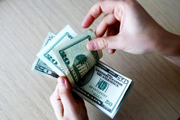 NAJNOVIJA VEST: Dolar pao ispod 60 rubalja na Moskovskoj berzi