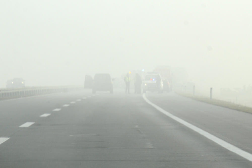 AMSS APELUJE NA VOZAČE: Gusta magla otežava vožnju