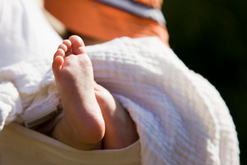 PRETUŽNO! Zna se šta je uzrok smrti bebe iz Kanjiže koju je majka zatekla bez znakova života posle podoja