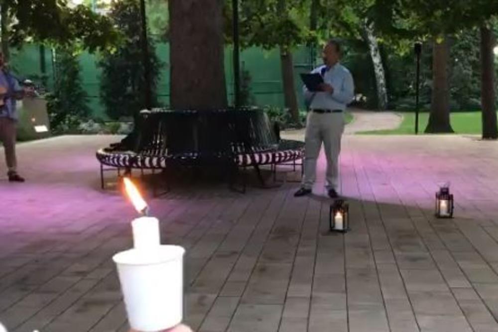 UPALILI SU SVEĆE I ZASVIRALI GITARE, A ONDA JE AMBASADOR SAD POČEO DA GOVORI: Dobro poslušajte njegove reči (VIDEO)