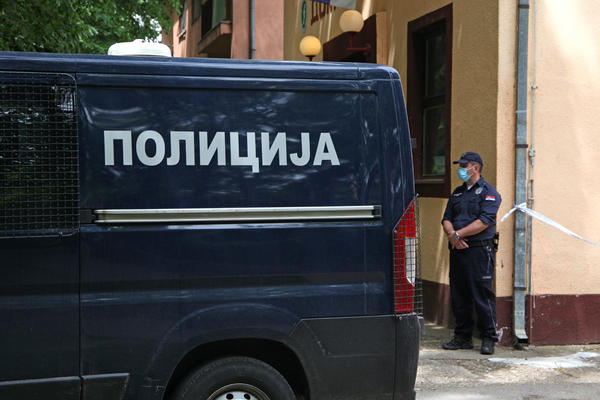 PREDSTAVLJAO SE KAO VOJNI POLICAJAC PA DODIRIVAO MALOLETNIKE: Uhapšen prevarant u Rumenki!